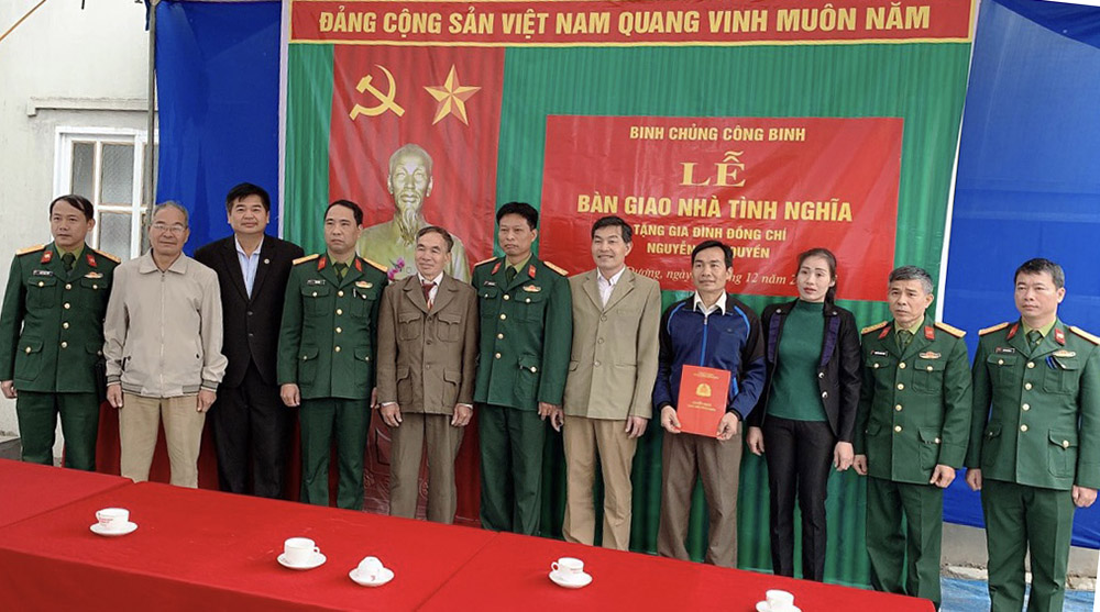 Bàn giao Nhà tình nghĩa tặng thương binh